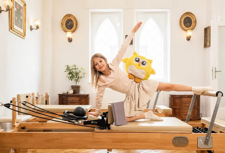 Interiorul studioului MerKaBa Pilates Cotroceni și aparatele Reformer